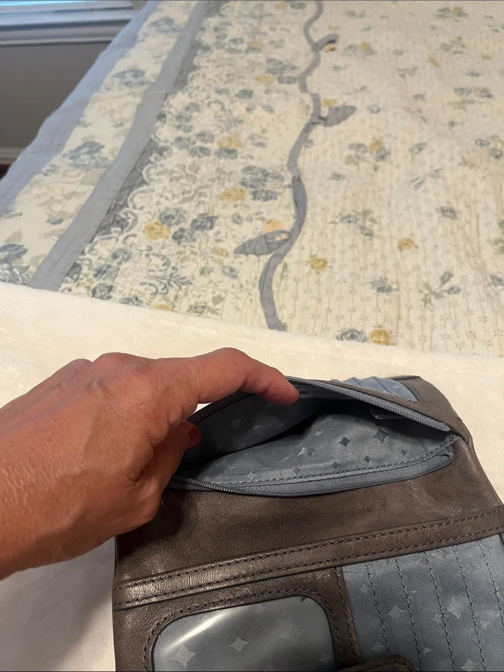 Fossil Distressed Gray/Taupe Leather Zip Wallet for Women